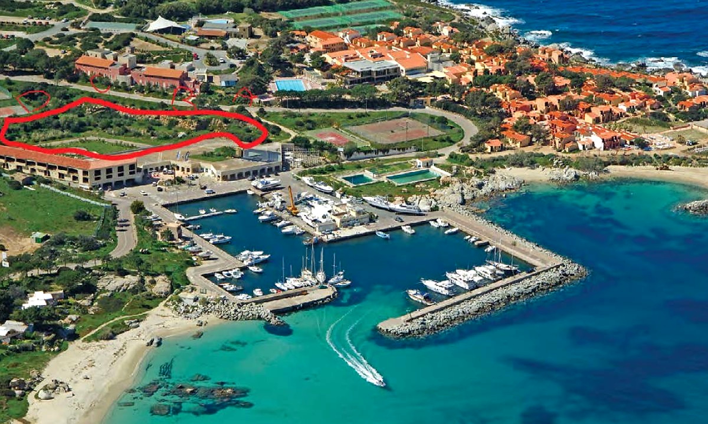 Vue aérienne de la Résidence A Marina - Bât B à Lumio, architecture moderne face à la mer Méditerranée